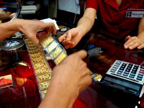 Bán vàng hạ giá do… khan tiền mặt?