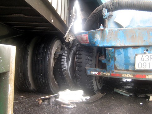 TNGT nghiêm trọng gây tắc QL1A qua hầm Hải Vân