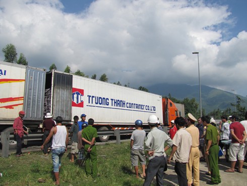 TNGT nghiêm trọng gây tắc QL1A qua hầm Hải Vân