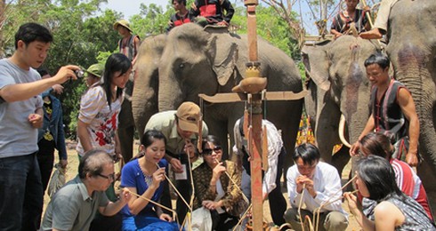 Xem cúng voi ở Buôn Đôn
