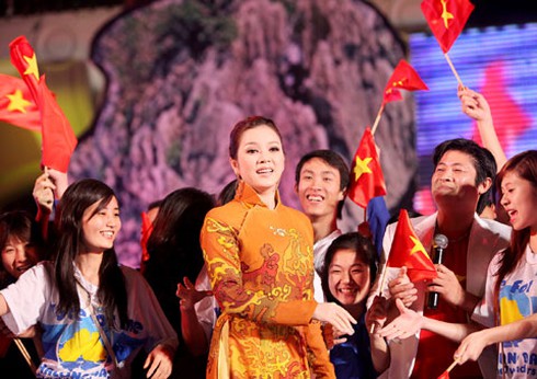 Lý Nhã Kỳ rạng rỡ mừng chiến thắng của Vịnh Hạ Long