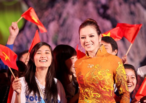 Lý Nhã Kỳ rạng rỡ mừng chiến thắng của Vịnh Hạ Long