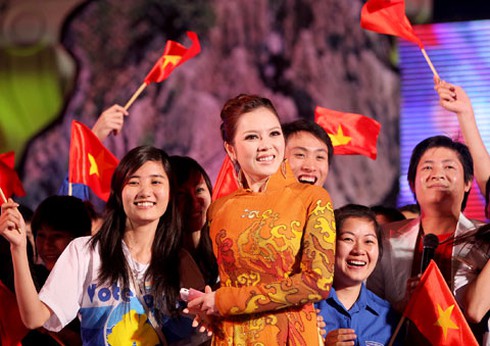 Lý Nhã Kỳ rạng rỡ mừng chiến thắng của Vịnh Hạ Long