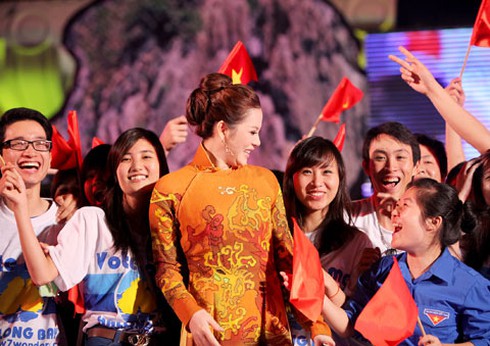 Lý Nhã Kỳ rạng rỡ mừng chiến thắng của Vịnh Hạ Long