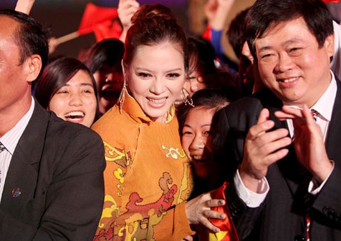 Lý Nhã Kỳ rạng rỡ mừng chiến thắng của Vịnh Hạ Long