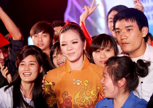 Lý Nhã Kỳ rạng rỡ mừng chiến thắng của Vịnh Hạ Long