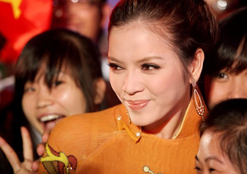 Lý Nhã Kỳ rạng rỡ mừng chiến thắng của Vịnh Hạ Long