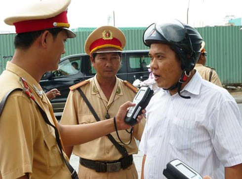 `Áp sát` nhà hàng, quán nhậu kiểm tra nồng độ cồn