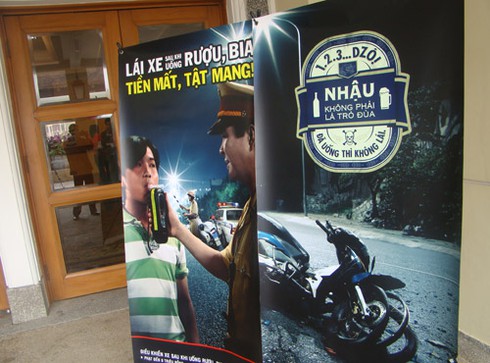 `Áp sát` nhà hàng, quán nhậu kiểm tra nồng độ cồn