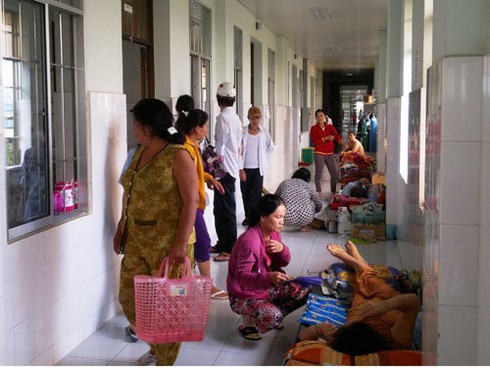 Ùn ùn đi xem cụ già `sống lại trong nhà xác`