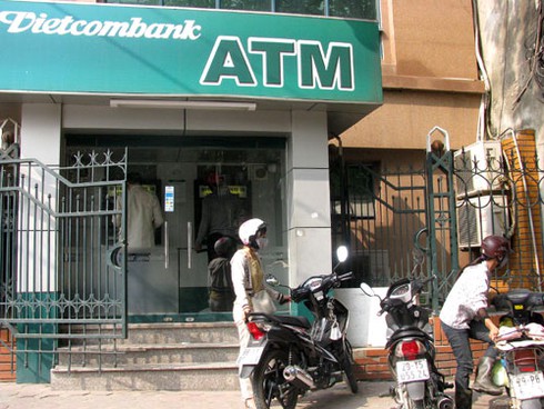 Đổ xô rút tiền ATM Vietcombank