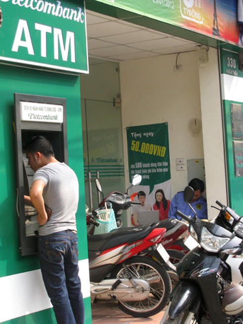 Đổ xô rút tiền ATM Vietcombank