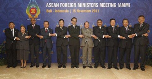 Hội nghị Cấp cao ASEAN 19 sẽ bàn gì?