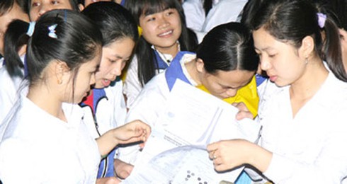 Sinh viên Hà Nội bàn việc chia sẻ kinh nghiệm học tập