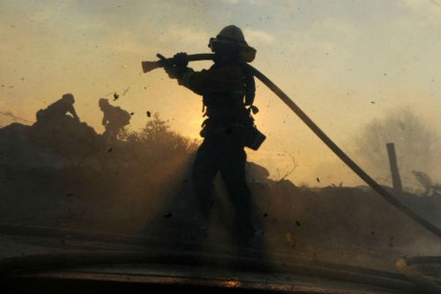 Mỹ: Ban bố tình trạng khẩn cấp vì cháy rừng