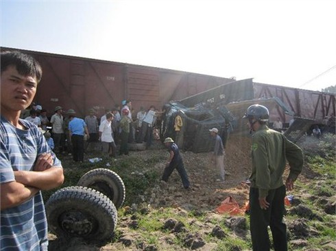 Băng qua đường ngang dân sinh, ô tô tải bị tông bẹp dúm