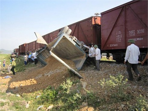 Băng qua đường ngang dân sinh, ô tô tải bị tông bẹp dúm