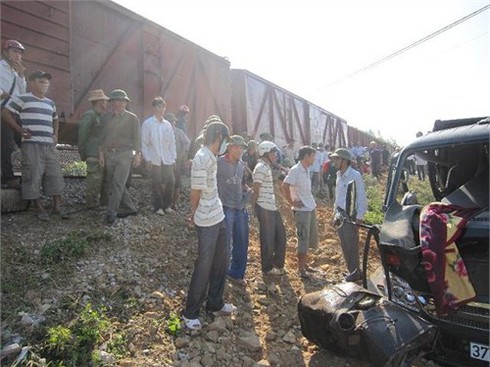 Băng qua đường ngang dân sinh, ô tô tải bị tông bẹp dúm