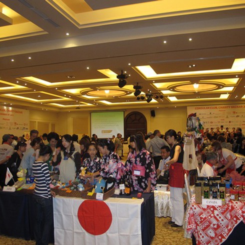 Nhộn nhịp Lễ hội Từ thiện Charity Bazaar