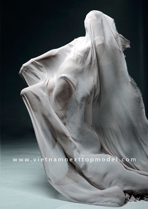 Bất ngờ 2 thí sinh Next Top model dừng bước