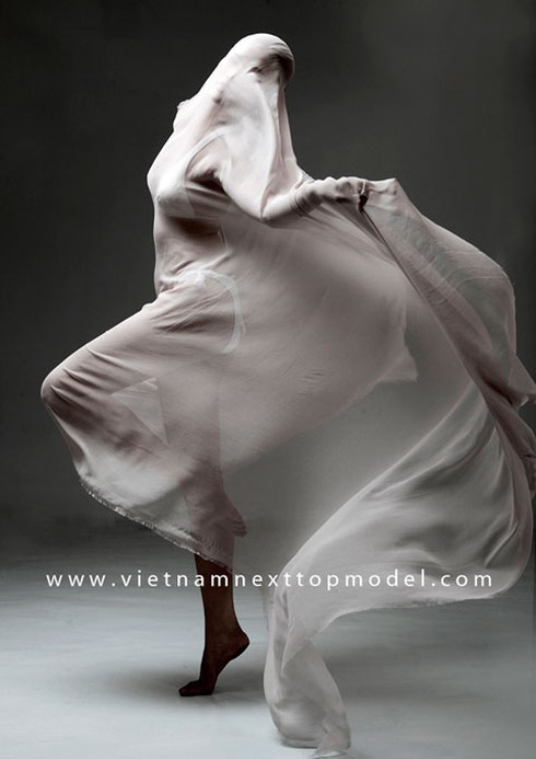 Bất ngờ 2 thí sinh Next Top model dừng bước