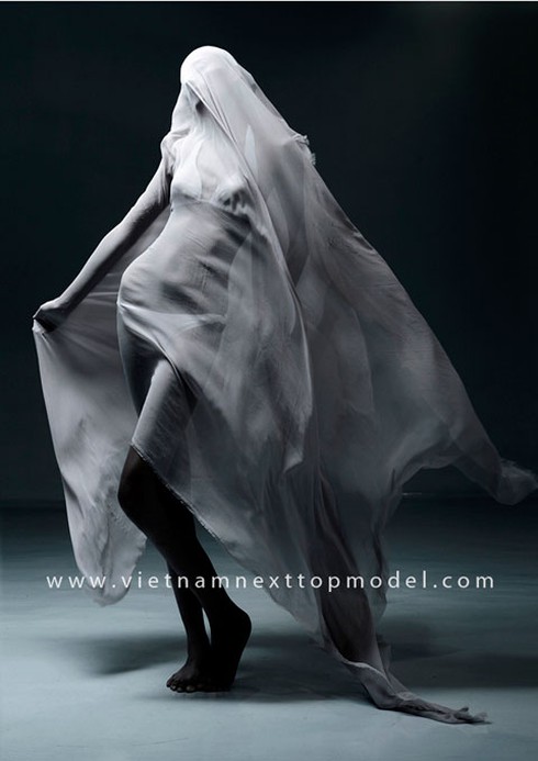 Bất ngờ 2 thí sinh Next Top model dừng bước