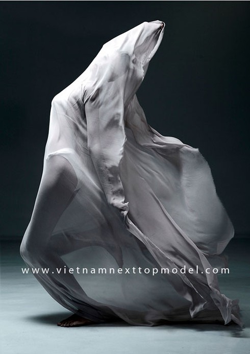 Bất ngờ 2 thí sinh Next Top model dừng bước