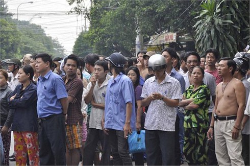 TP.HCM: Gần 100 lính cứu hỏa tham gia dập đám cháy lớn