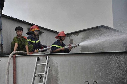 TP.HCM: Gần 100 lính cứu hỏa tham gia dập đám cháy lớn