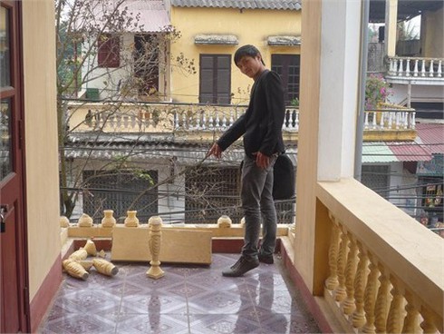 Sập lan can, 9 học sinh rơi từ tầng 2 xuống đất