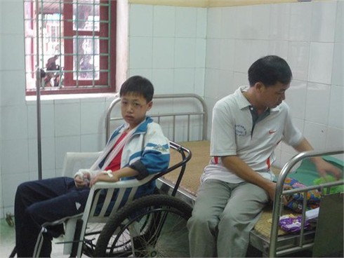 Sập lan can, 9 học sinh rơi từ tầng 2 xuống đất