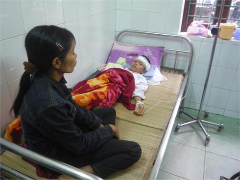 Sập lan can, 9 học sinh rơi từ tầng 2 xuống đất