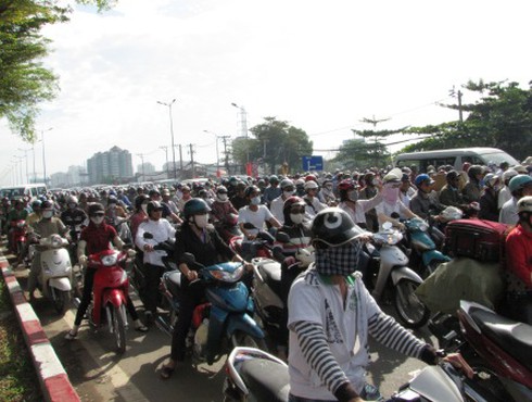 Kẹt xe cầu Sài Gòn: Ăn sáng lề đường chờ thông xe