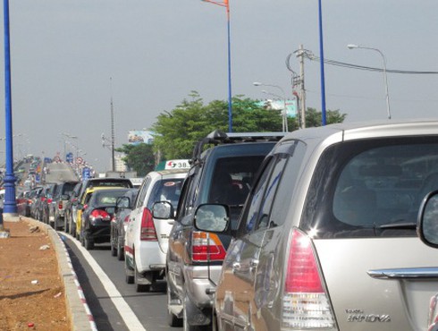 Kẹt xe cầu Sài Gòn: Ăn sáng lề đường chờ thông xe