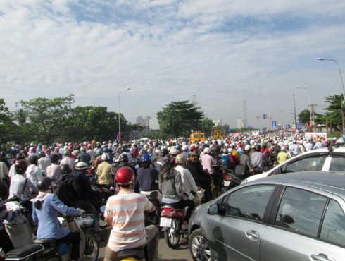 Kẹt xe cầu Sài Gòn: Ăn sáng lề đường chờ thông xe