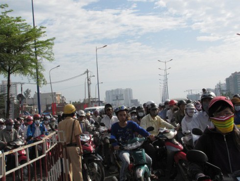 Kẹt xe cầu Sài Gòn: Ăn sáng lề đường chờ thông xe