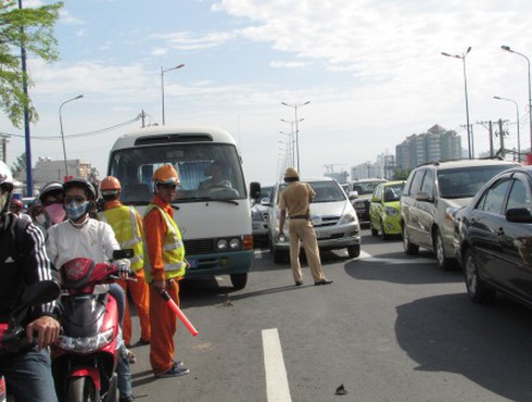 Kẹt xe cầu Sài Gòn: Ăn sáng lề đường chờ thông xe
