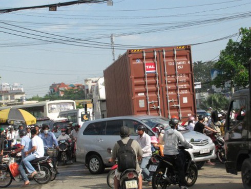 Kẹt xe cầu Sài Gòn: Ăn sáng lề đường chờ thông xe