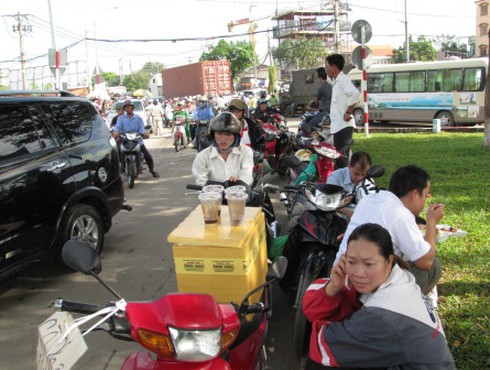 Kẹt xe cầu Sài Gòn: Ăn sáng lề đường chờ thông xe