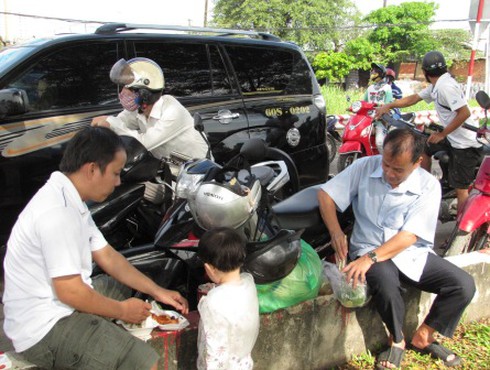 Kẹt xe cầu Sài Gòn: Ăn sáng lề đường chờ thông xe
