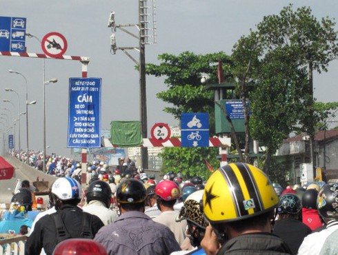 Kẹt xe cầu Sài Gòn: Ăn sáng lề đường chờ thông xe