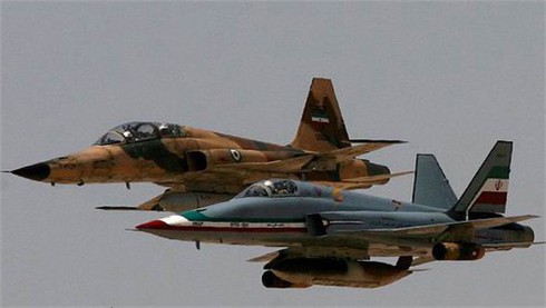 Iran rầm rộ tập trận trên không