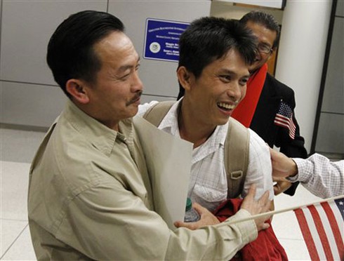 Cha con Việt kiều đoàn tụ sau 34 năm