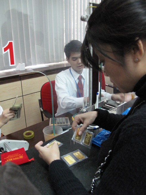 Không đến mức xếp hàng đi mua vàng