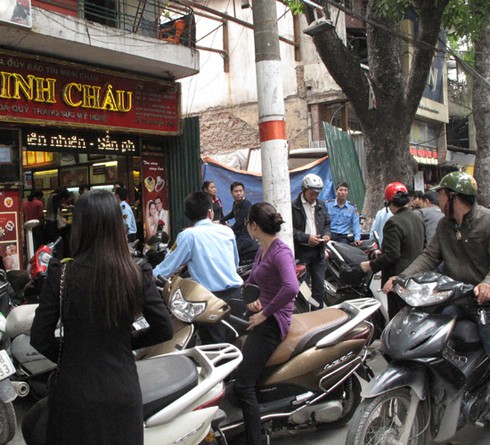 Không đến mức xếp hàng đi mua vàng