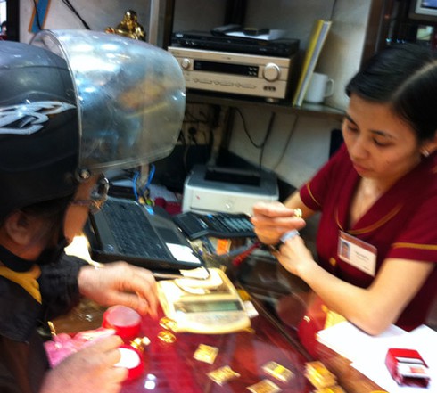 Không đến mức xếp hàng đi mua vàng