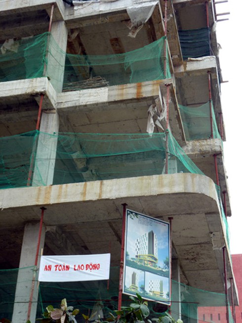 Đà Nẵng: Một công nhân rơi từ tầng 7 xuống đất