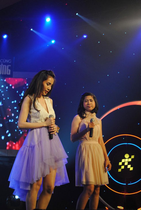 Váy xẻ cao, Thủy Tiên đọ vẻ sexy cùng Thu Minh