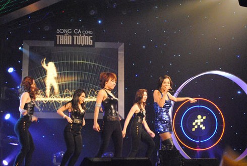 Váy xẻ cao, Thủy Tiên đọ vẻ sexy cùng Thu Minh