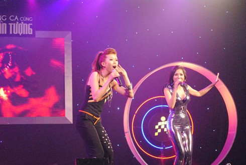 Váy xẻ cao, Thủy Tiên đọ vẻ sexy cùng Thu Minh